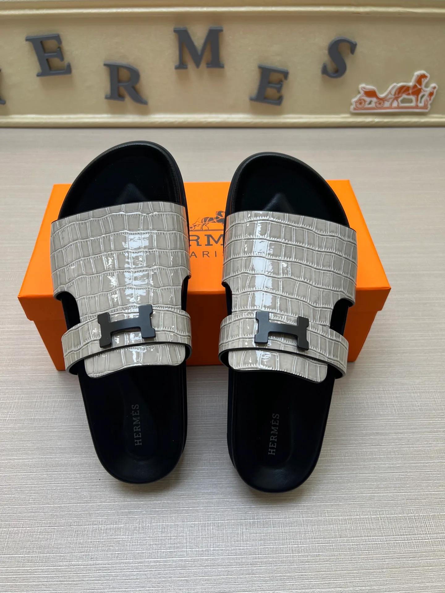 [H Family Hermès] P: 360💰 Size: 38-45 Hermes Men’s Kazimir Slippers - 2025 Summer New Hermès Same as the original version, with colored cowhide surface + rubber combined sole, handmade by master-level craftsmen! ❥High-end customization, exclusive products, the highest version in the industry.